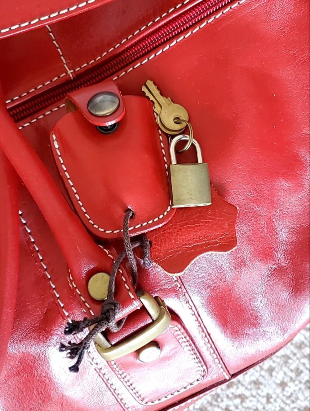 Valentina Italy Vtg. Large Red Leather Travel Duffle Bag, Original Lock/Keys - Picture 3 of 16